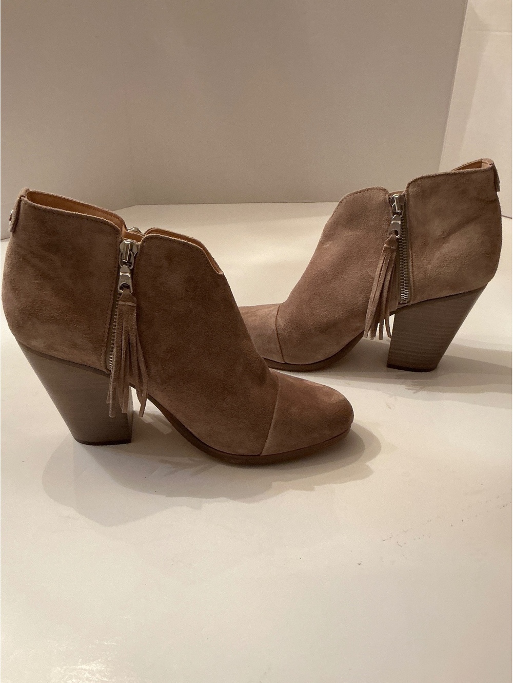 Rag & Bone Margot tan Suede ankle booties size 38.5/8 side zip & tassel fringe